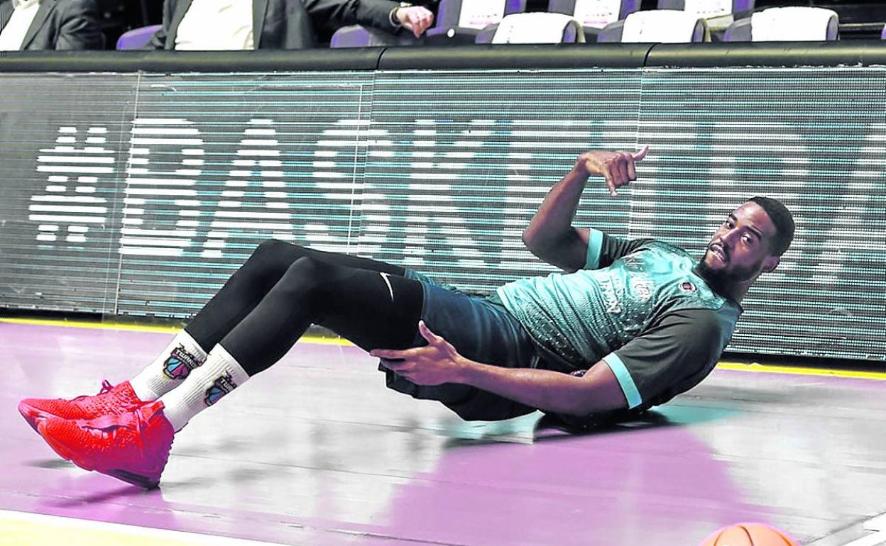 Aminu estira antes de un partido con el Cukier Torun de la liga polaca, su último equipo.