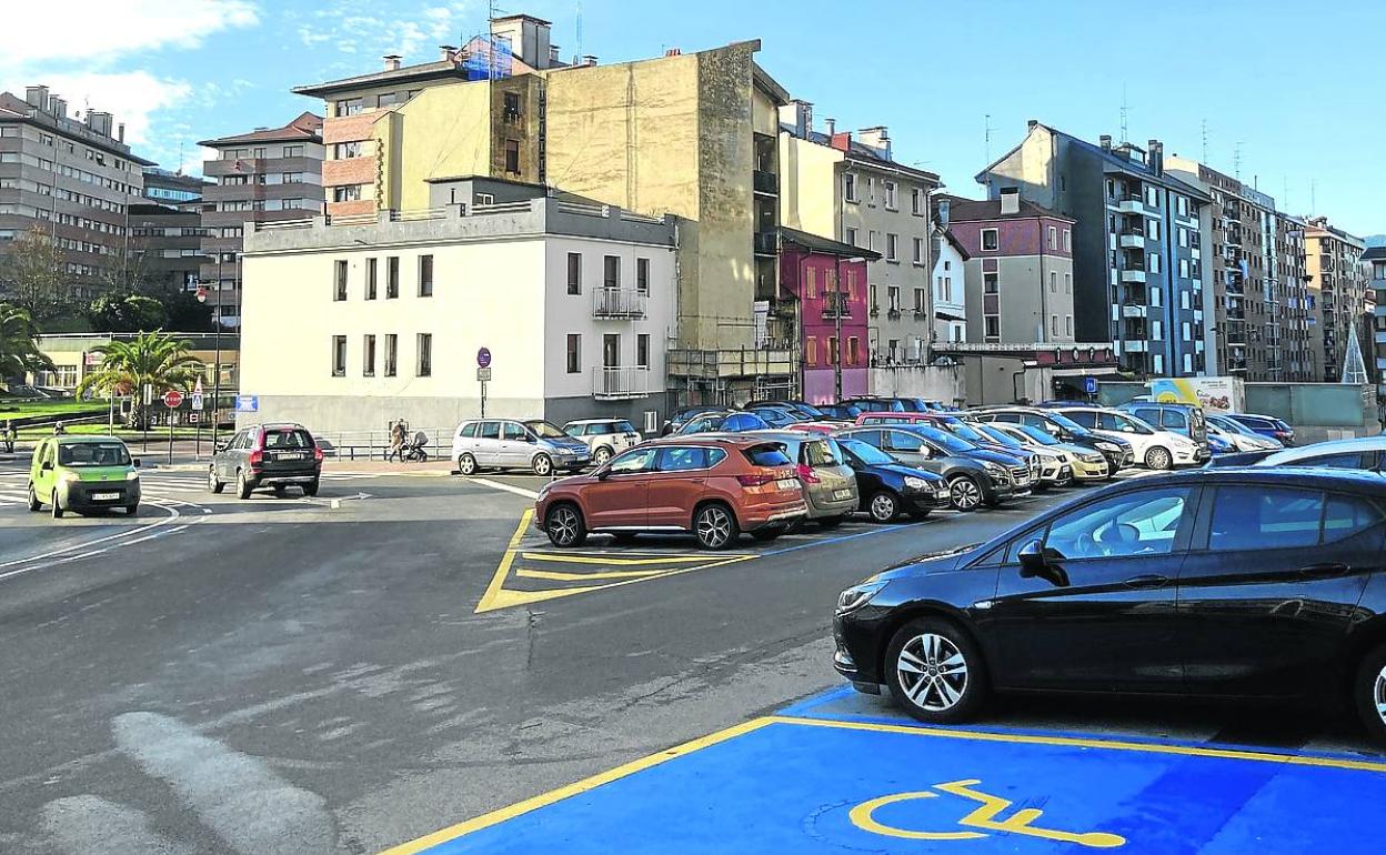 El Ayuntamiento ha habilitado un tercer parking rotatorio en la plaza kurtzea con 50 estacionamientos.