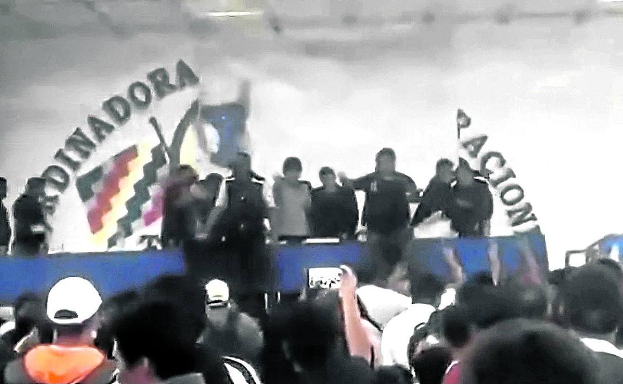 El momento en el que es lanzada la silla al escenario donde se encontraba Evo Morales. 