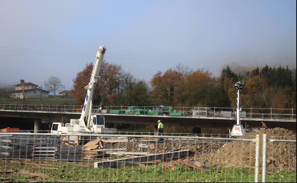 El accidente se produjo el desmontar la estrcutura del encofrado de un puente. 