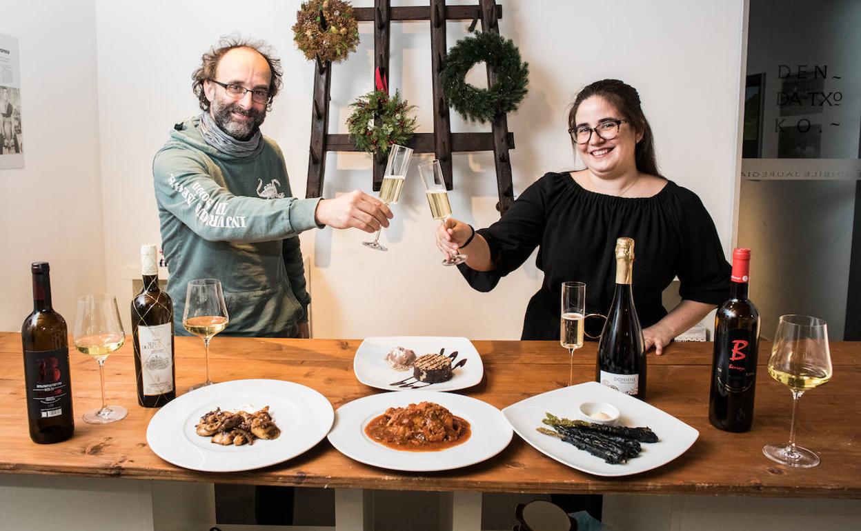Gorka Maiztegi, gerente de Palacio Mendibile, y la sumiller Delia Balmaseda brindan ante los platos y los txakolis catados durante la sesión. 