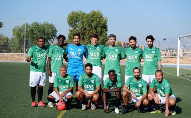 El eqipio de CEAR, con refugiados y gente de aquí, posa antes de un partido.