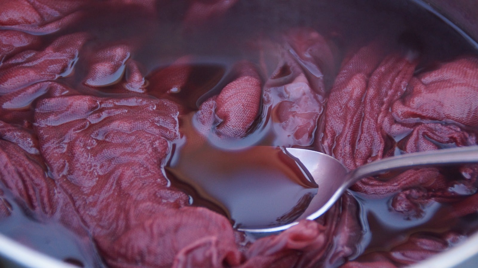 Fotos: La novedosa firma de 4 bilbaínos que tiñen su ropa con…¡aguacate!