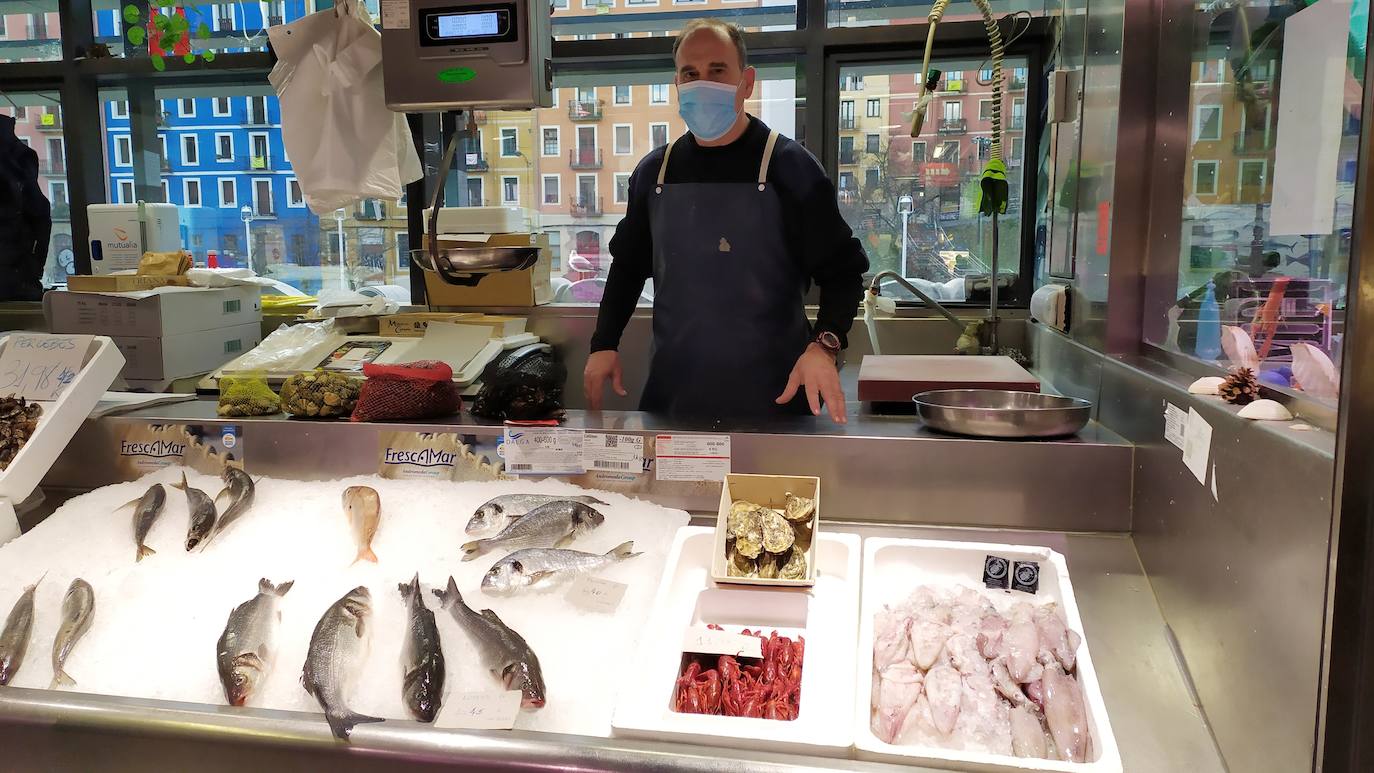 Puesto de pescado El Faro en el Mercado de La Ribera.