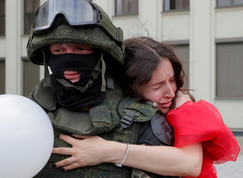 Bielorrusia. Un participante abraza a un miembro de las tropas del Ministerio del Interior de Bielorrusia que hace guardia durante una manifestación de oposición para protestar contra la violencia policial y rechazar los resultados de las elecciones presidenciales cerca de la Casa de Gobierno en la Plaza de la Independencia en Minsk.