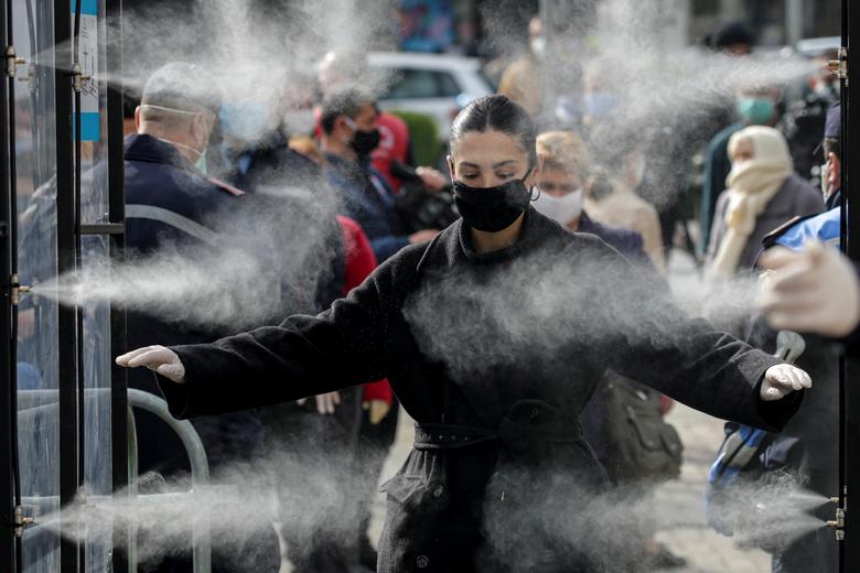 Albania. Las personas son desinfectadas antes de ingresar a un mercado, mientras las autoridades albanesas toman medidas para detener la propagación del coronavirus en Tirana, Albania.