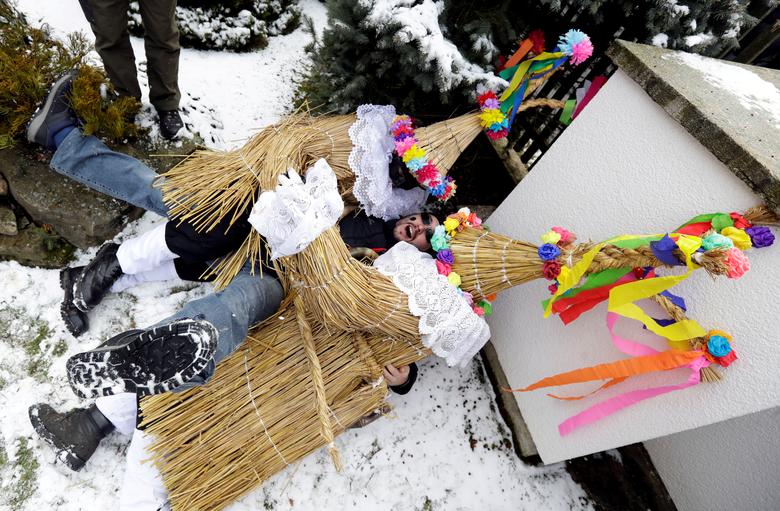 República Checa. Los juerguistas se burlan de un hombre durante un carnaval tradicional que celebra la salida del invierno y la próxima primavera en el pueblo de Vortova, cerca de la ciudad bohemia oriental de Hlinsko.