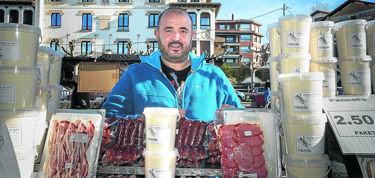 Aitor Aurrekoetxea tras el puesto que montó ayer en la feria de Plentzia.