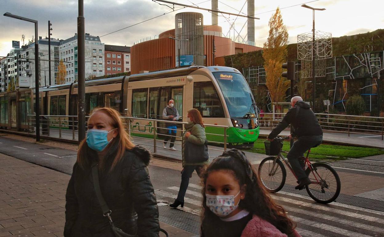 Peatones, ciclistas y tranvía se cruzan en la Avenida de Gasteiz. 