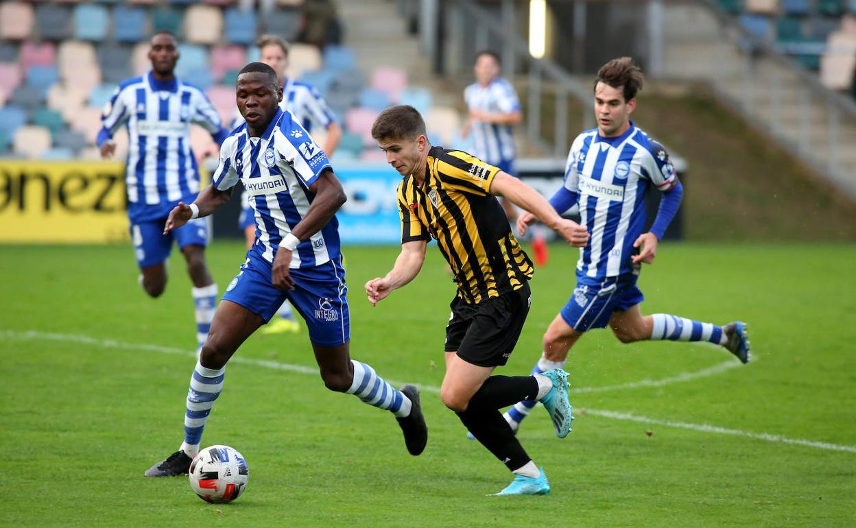 El Barakaldo ataca durante el encuentro.
