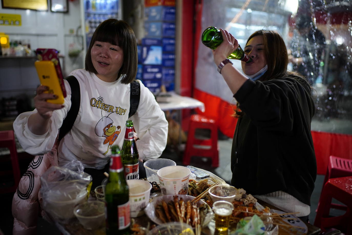 Dos chicas cenan y beben en un restaurante del centro