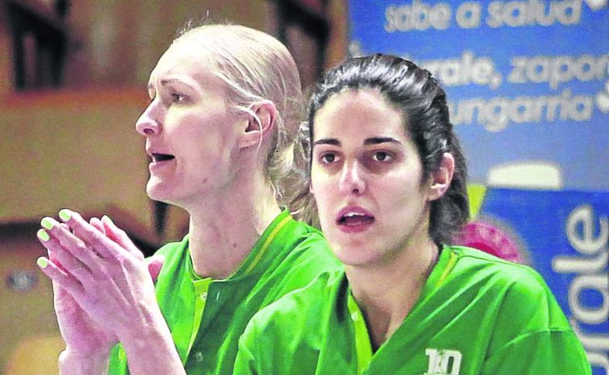 Berezhynska y Laura Pardo apoyan desde el banquillo.