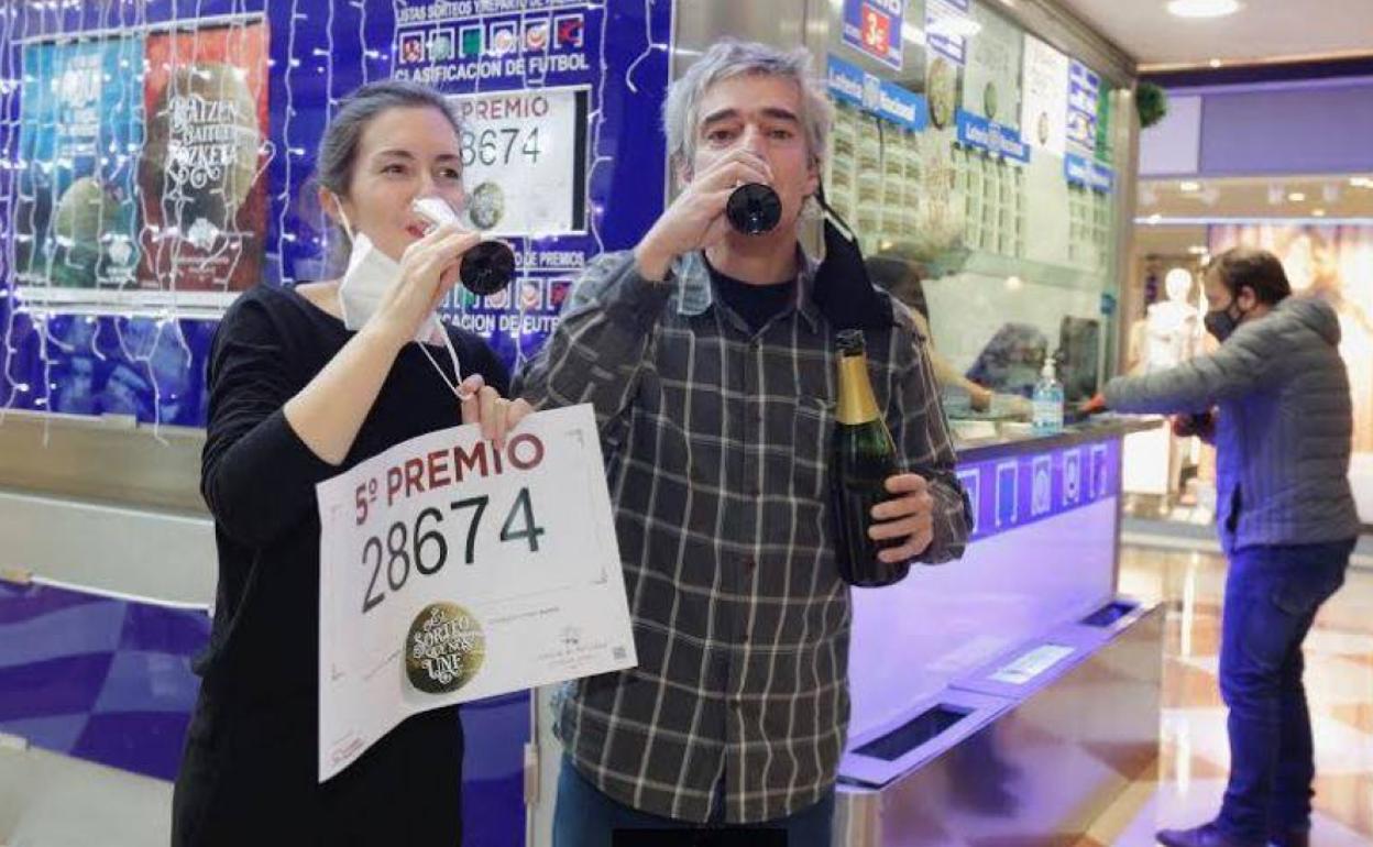 Amaia Galán y Jon Urkiola, responsables de la administración de Artea, celebran haber entregado un quinto premio.