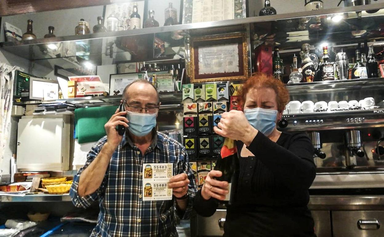 Amelia y Eli descorchan champán y contestas al teléfono, que no ha parado de sonar en toda la mañana. 