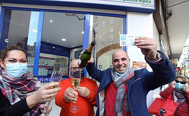 Imagen. Celebración en el despacho de loterías 'Los Manolos' de Salamanca.