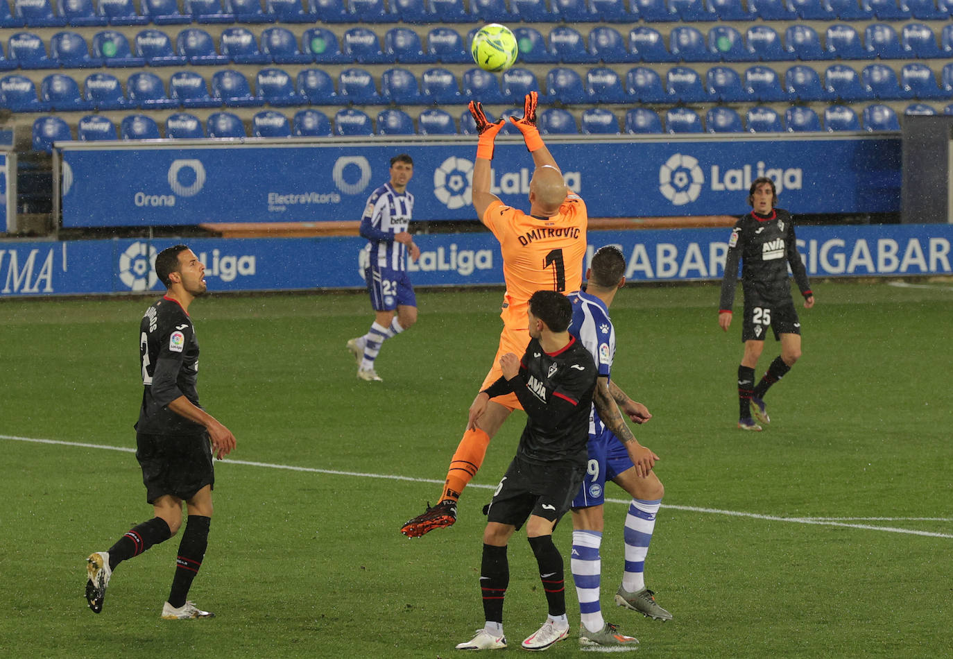 Fotos: Las imágenes del Alavés-Eibar