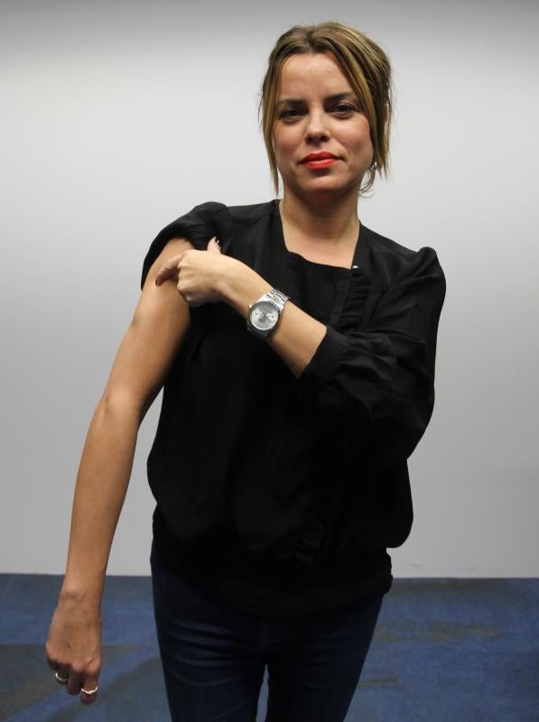 «La única manera de dejar atrás de una vez por todas esta pandemia, que ha puesto nuestras vidas del revés, pasa por hacerlo juntos y por el camino del rigor, la serenidad y la evidencia científica. Como periodista, es mi deber combatir los bulos, las teorías conspiranoicas y cualquier actitud que nos aleje de la luz al final del túnel. Algo estamos haciendo bien, porque en el último CIS los ciudadanos que se declaraban contrarios a vacunarse se habían reducido a la mitad, un todavía elevado 28%. Por eso, porque cualquiera medianamente informado sabe que, aunque forzosamente más rápido que en otras ocasiones, el proceso para dar luz verde a las vacunas ha cumplido y cumple con todas las garantías de la comunidad médica y científica, me vacunaré cuando me toque. Y todos deberíamos hacerlo».