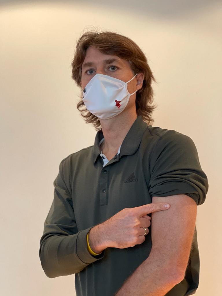 «Claro que me voy a vacunar en cuanto me toque. Estamos deseando ver la luz después de una año horrible con esta pandemia. Laboratorios del mundo entero han estado buscando una solución a través de las vacunas, y todas las que ya se están distribuyendo han sido sometidas a evaluaciones exhaustivas en ensayos clínicos y aprobadas y autorizadas». Con todo esto, los motivos más importantes por los que me voy a vacunar son que ayudará a evitar que contraiga la enfermedad, es la manera más segura de ayudar a generar protección y es la herramienta mas importante para ayudar a frenar la pandemia. A través de la vacuna espero que volvamos a la ‘normalidad’ en el 2021».