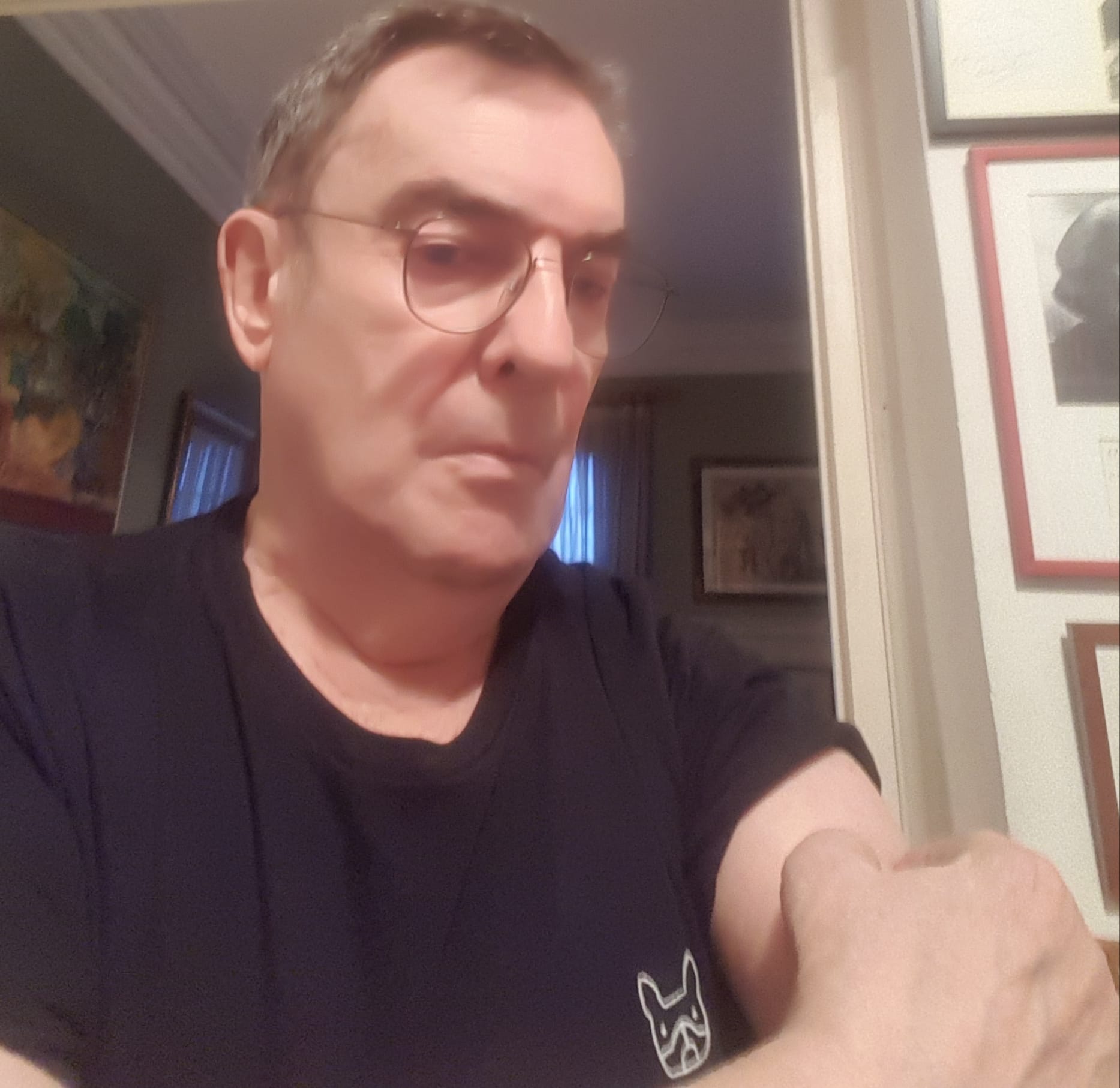 «Ya sólo creo en la ciencia y pienso sinceramente que esta vacuna es la gran oportunidad de colaborar a que la pandemia deje de destrozarnos el futuro del planeta. Tengo ganas de que me toque tomarla. Y animo a que una gran mayoría lo haga, sin escuchar los mensajes de los siniestros negacionistas».