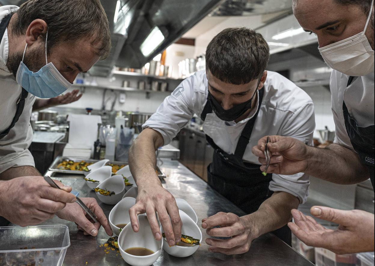 Iván Abril, Julen Baz y Txema Llamosas compartieron por un día las cocinas del Garena.