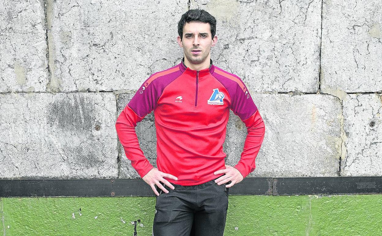 Jokin Altuna, apoyado en el frontis del frontón exterior de Amezketa. 