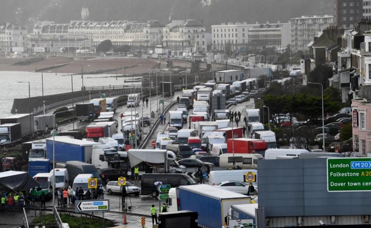 Camiones se agolpan a la entrada del Puerto de Dover. 