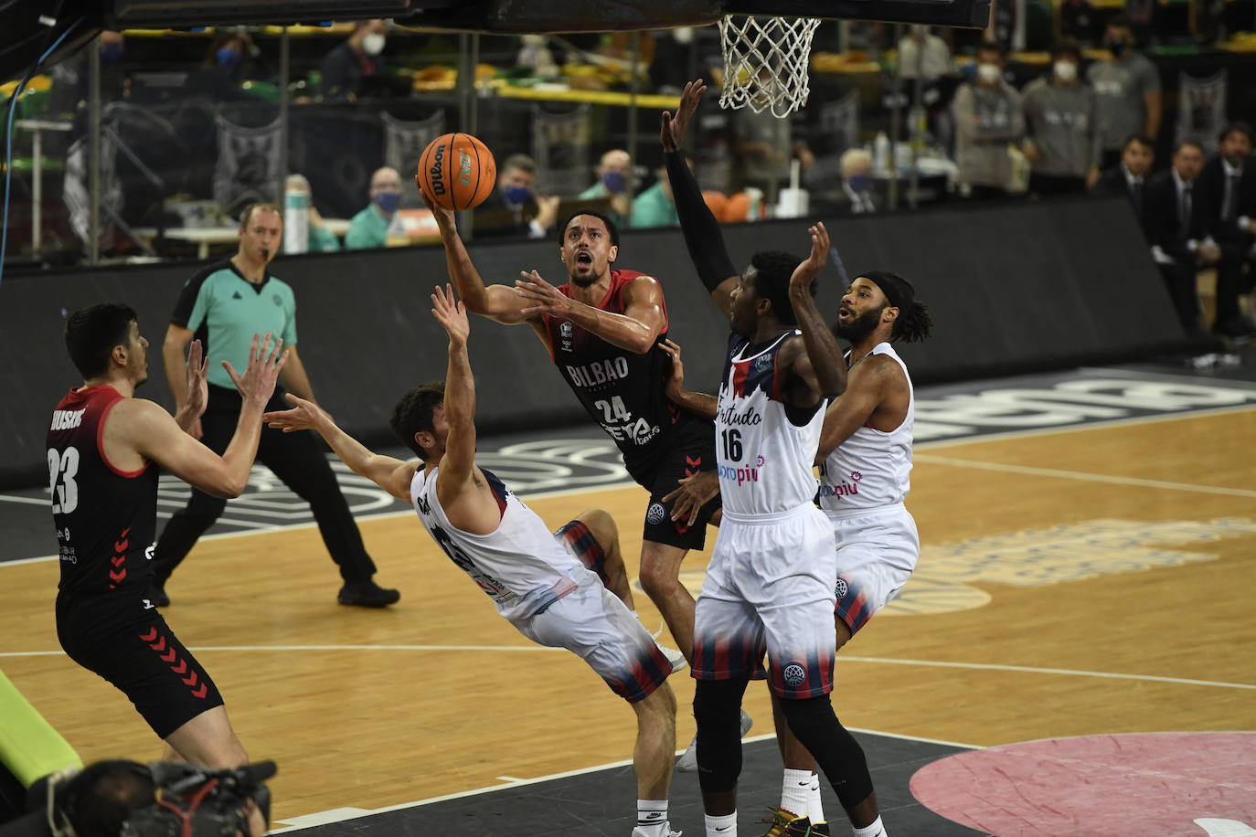 Fotos: Las mejores imágenes del Bilbao Basket - Fortitudo Bolonia