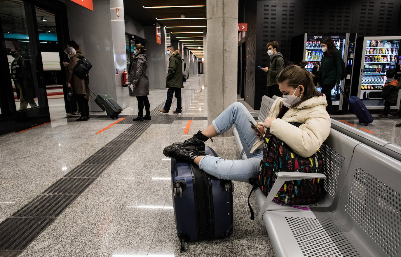 Alba López esperaba la llegada del autobús que la lleve a Deba.