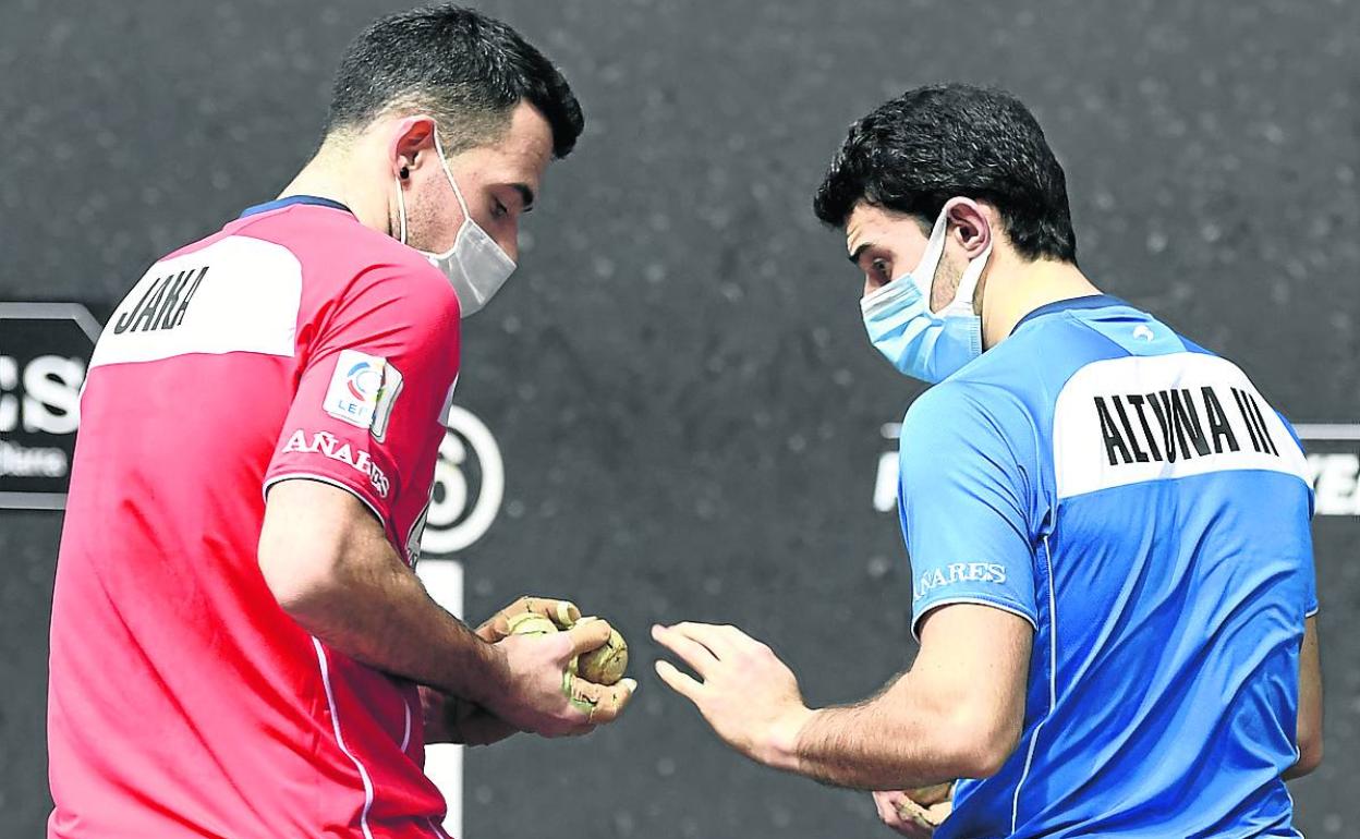 Jaka y Altuna III intercambian las pelotas escogidas por cada uno durante la elección de material.