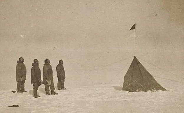 Scott hego polora iritsi da, eta han dago jada Norvegiako bandera.