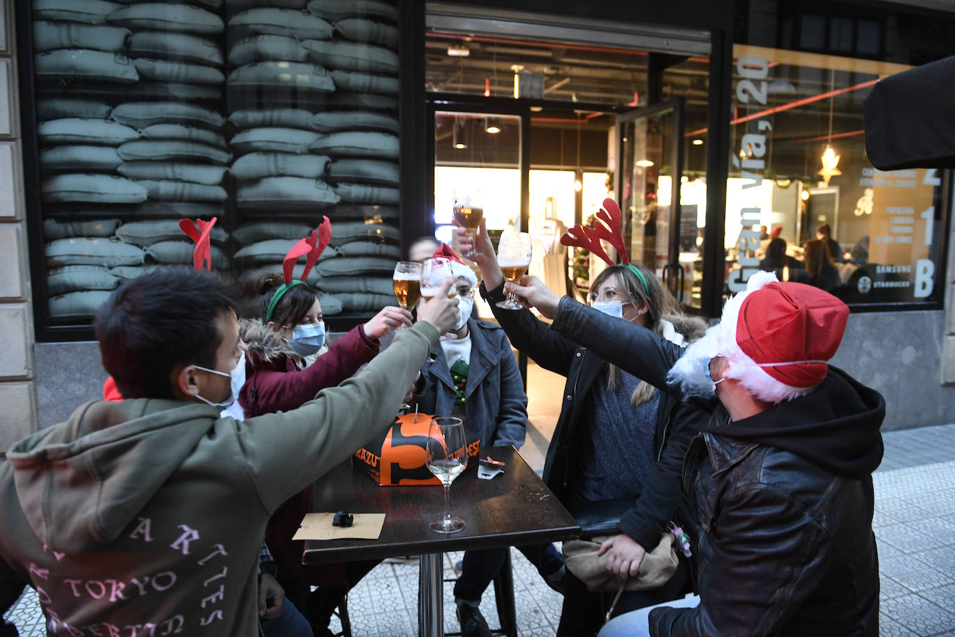 Fotos: Bilbao se vacía en Nochebuena con el cerrojazo a las 18.00 horas