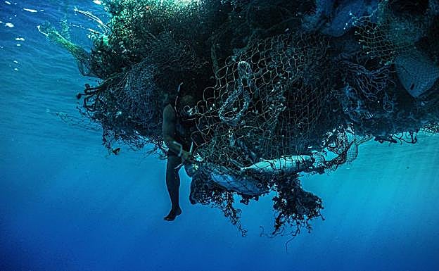 Imagen principal - El perturbador viaje a la isla de plástico