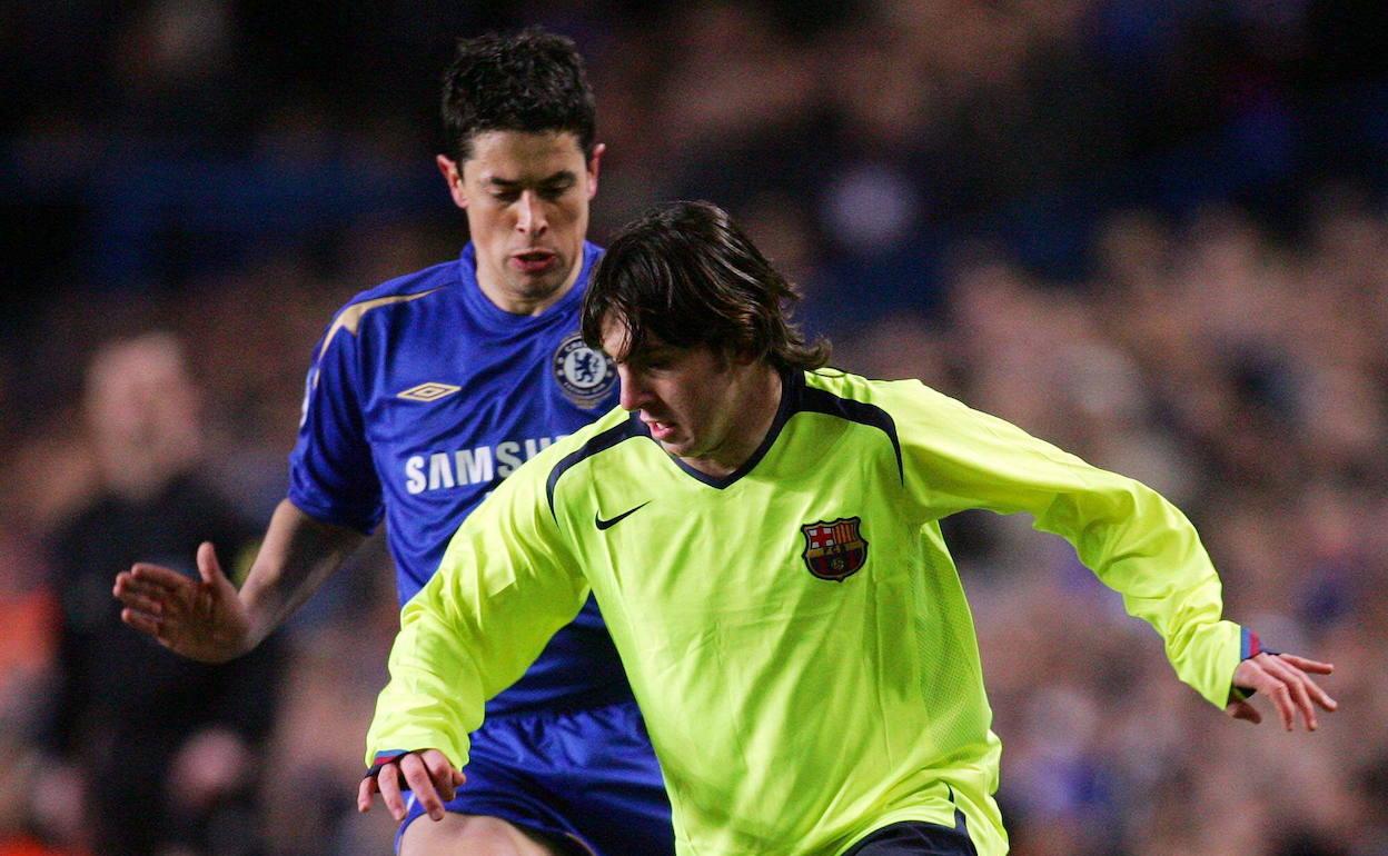 Del Horno persigue a Messi en un partido de la Champions en Londres.