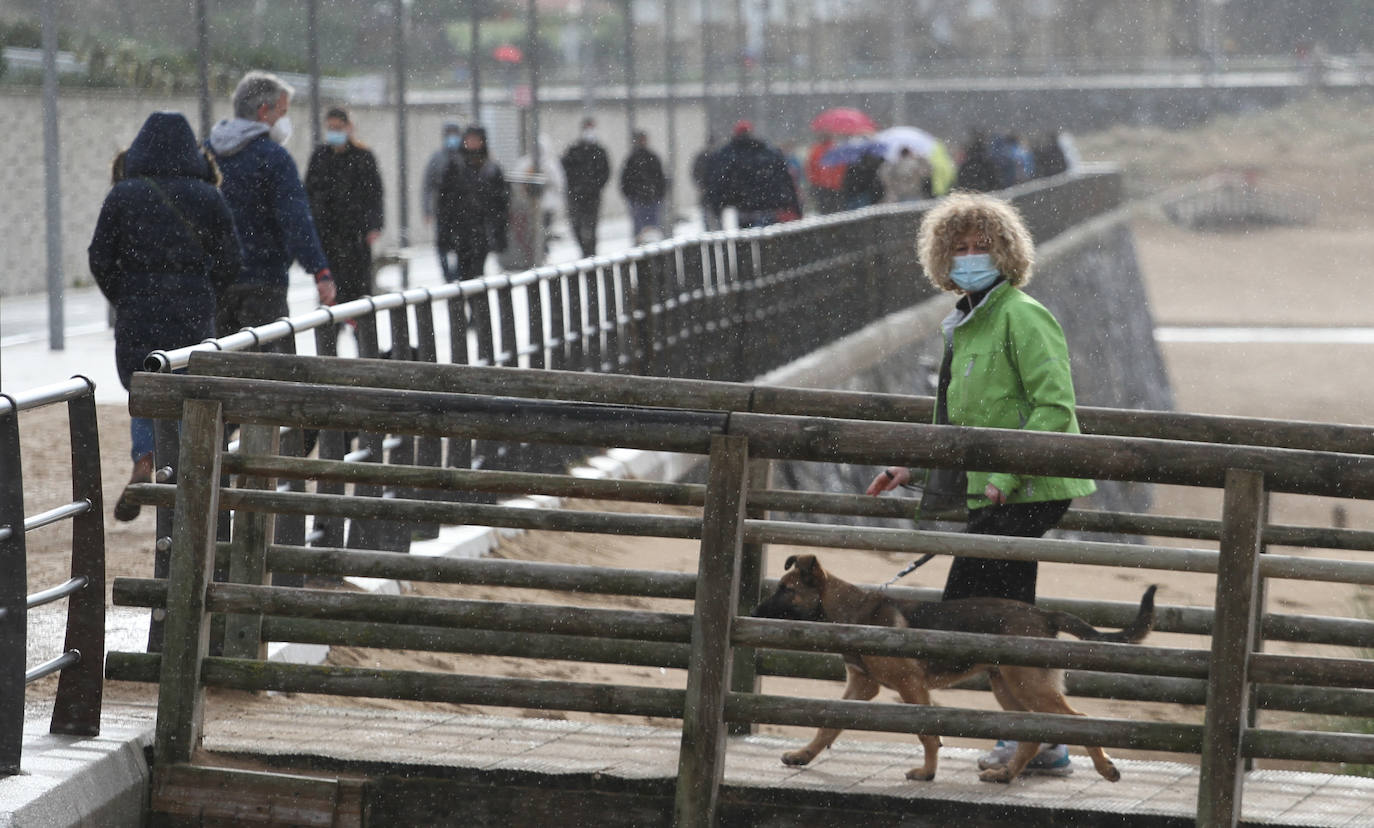 Fotos: Los vizcaínos desafían el mal tiempo y salen a correr, a pescar y a darse un paseo frente al mar