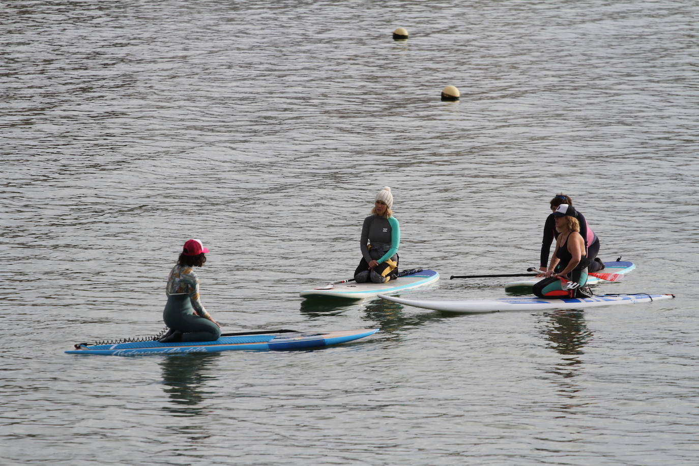 Fotos: Los vizcaínos desafían el mal tiempo y salen a correr, a pescar y a darse un paseo frente al mar