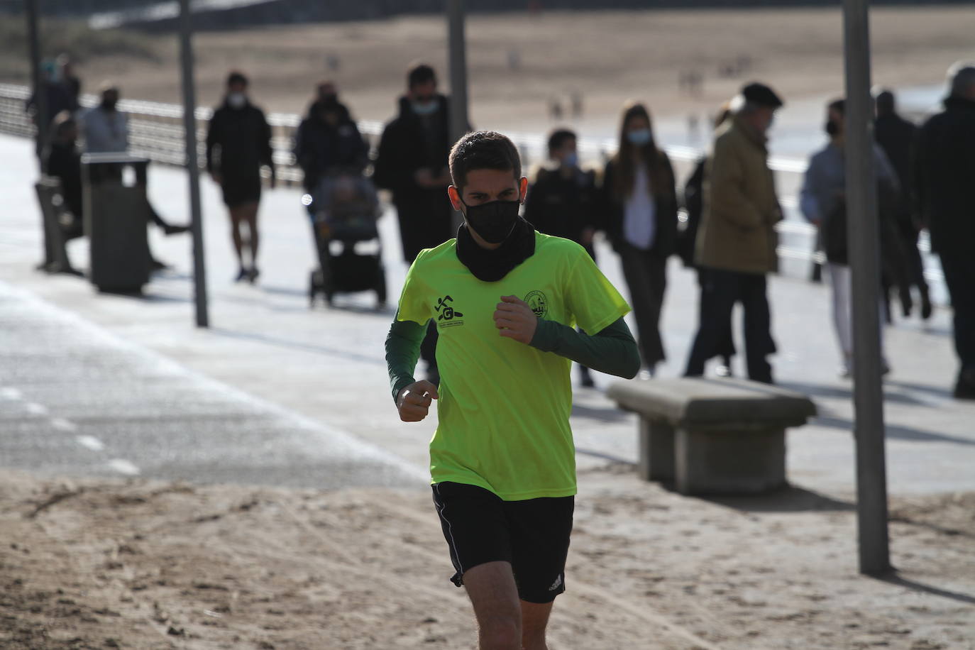 Fotos: Los vizcaínos desafían el mal tiempo y salen a correr, a pescar y a darse un paseo frente al mar