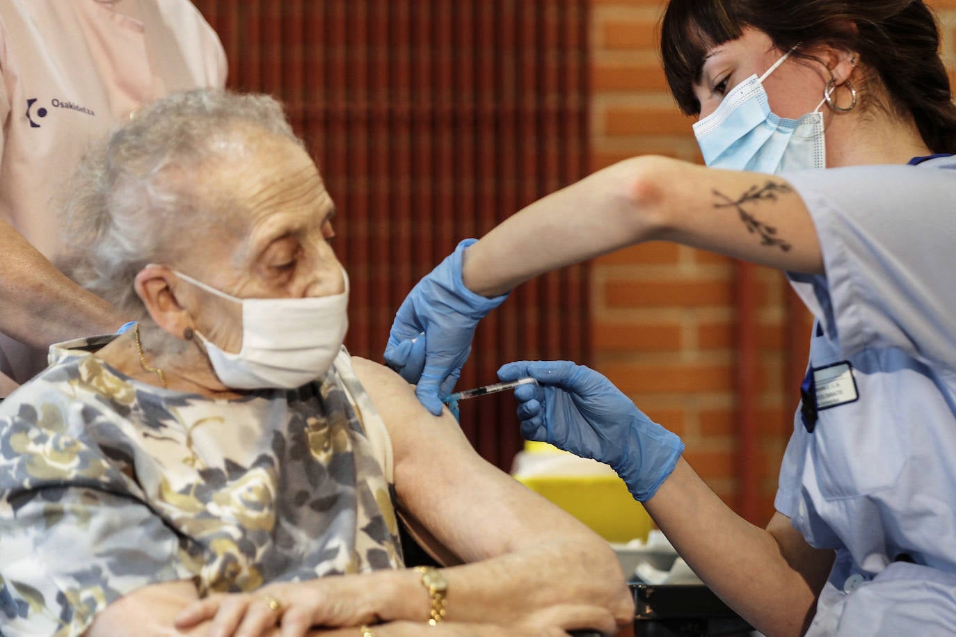 Fotos: Las primeras dosis de la vacuna contra el coronavirus llegan a Vitoria