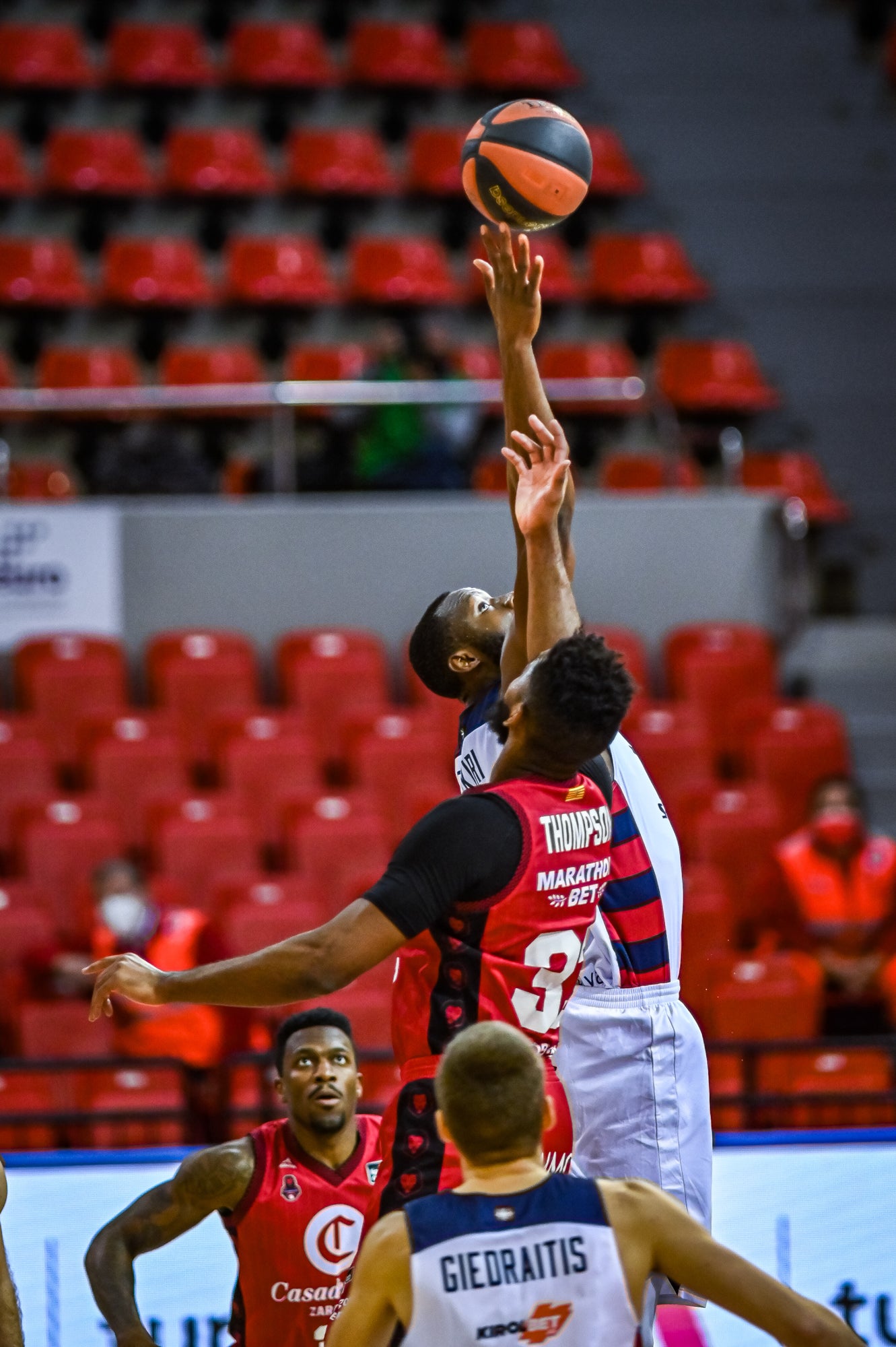 Giedraitis protege la pelota ante la defensa de Barreiro.