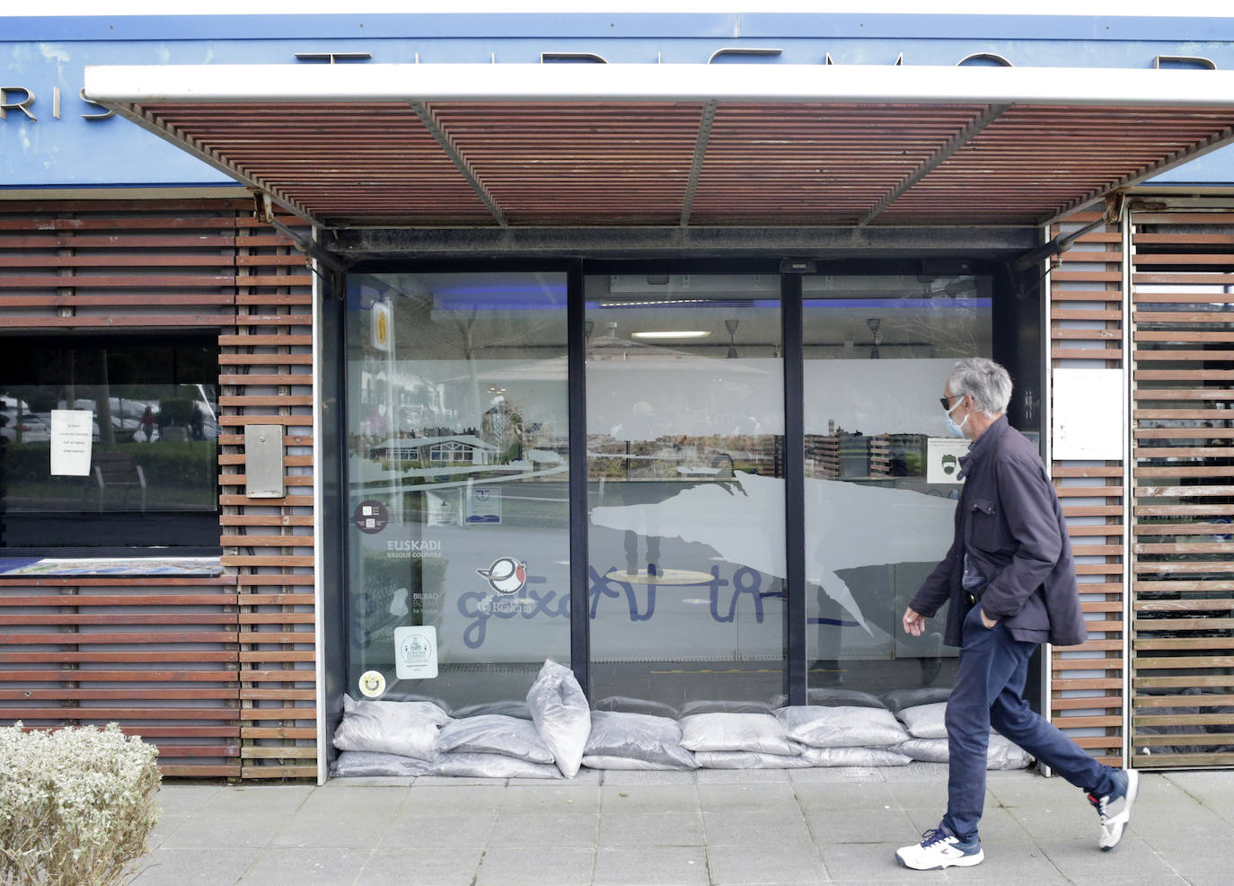 Algunos establecimientos en Ereaga han colocado sacos de tierra para prepararse para el temporal de las próximas horas.