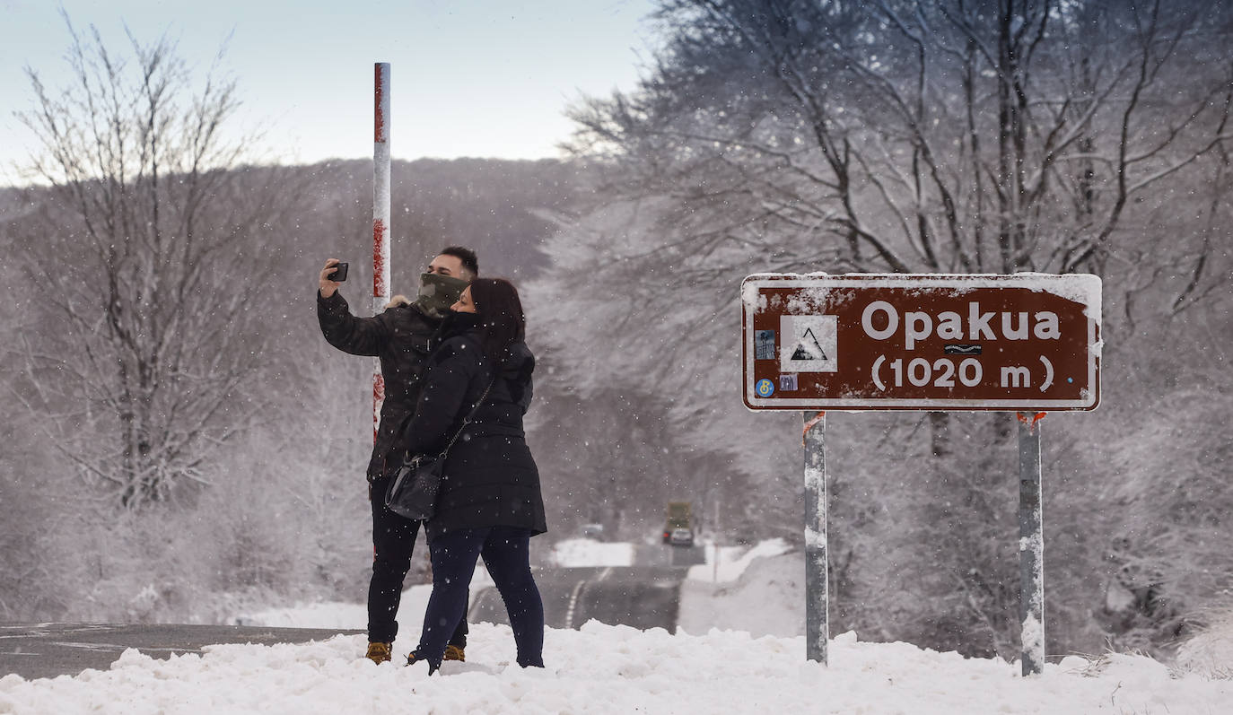 Fotos: Las imágenes que deja la nieve hoy en Álava