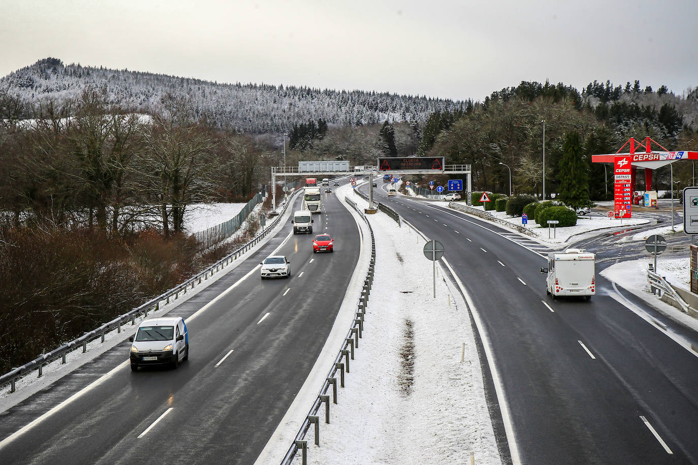 Fotos: Las imágenes que deja la nieve hoy en Álava