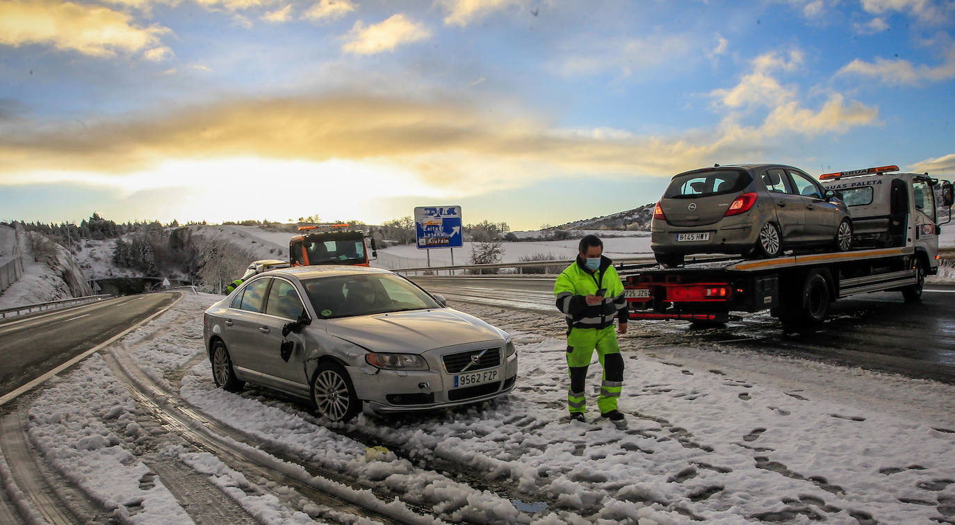 Accidente ocurrido al filo de las ocho de la mañana, a la altura del punto kilométrico 17 de la N-622, en Zuia, una vez pasados los túneles de Aiurdin. Cuatro vehículos se han visto implicados en una colisión múltiple por alcance.