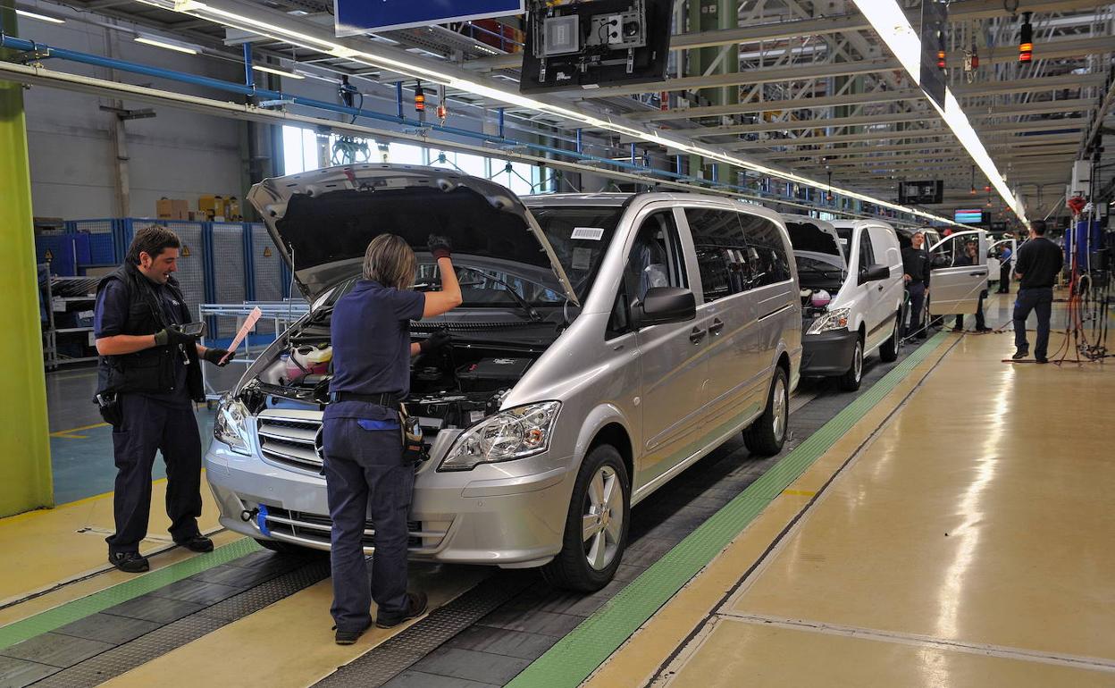 Operarios de Mercedes trabajan en el montaje de furgonetas en la cadena de producción de la planta de Vitoria.