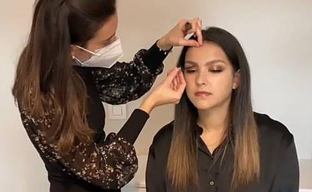 Deslumbra en Navidades con estos dos maquillajes aptos para mascarillas