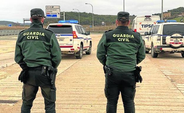 Imagen principal - Las 405 dosis de la firma Pfizer llegaron a la localidad alavesa de Armiñón custodiadas por la Guardia Civil. Allí tomó el relevo la Ertzaintza, que se las entregó en Vitoria a la consejera de Salud, Gotzone Sagardui. Posteriormente fueron distribuidas por las tres residencias vascas. A la izquierda, Consuelo Landa, fue la primera en recibirla en Álava, en la Residencia Ajuria. 