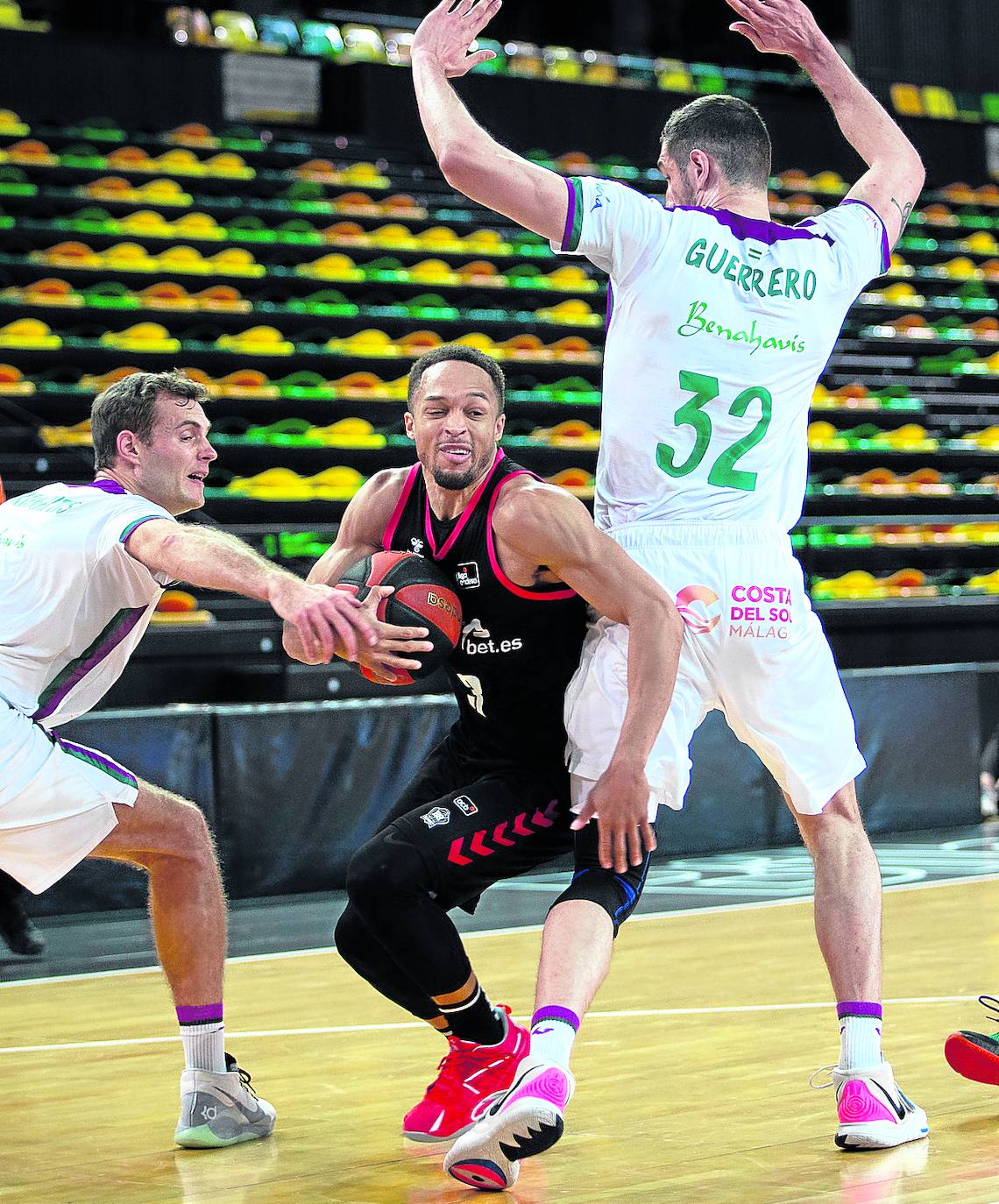 Brown sigue insistiendo en penetrar pese a que los árbitros dan barra libre a sus defensores. 