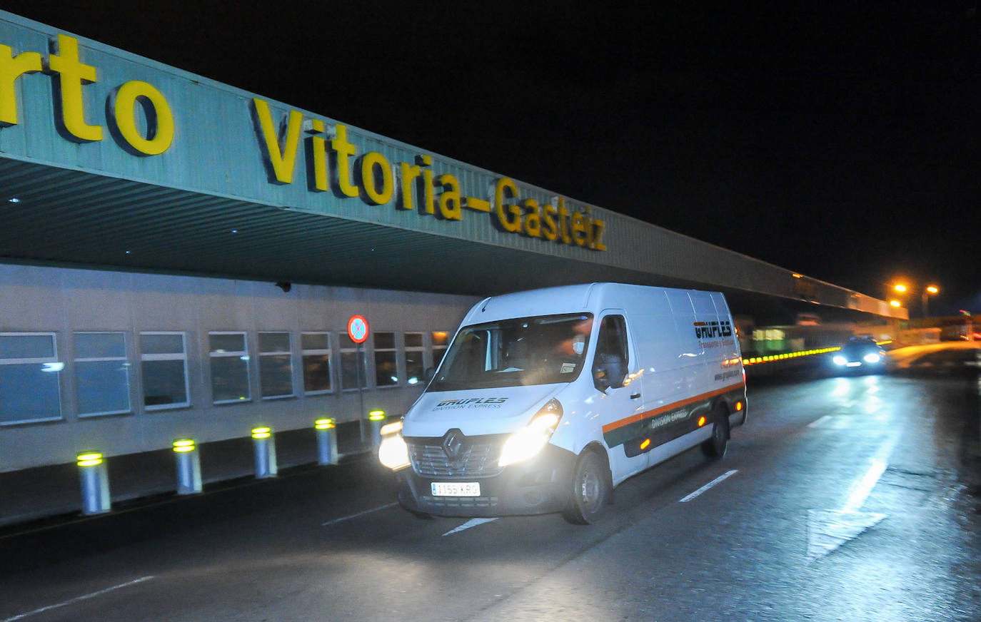 Fotos: Así ha llegado al aeropuerto de Vitoria el envío con las vacunas de Pfizer para Euskadi y otras cinco comunidades