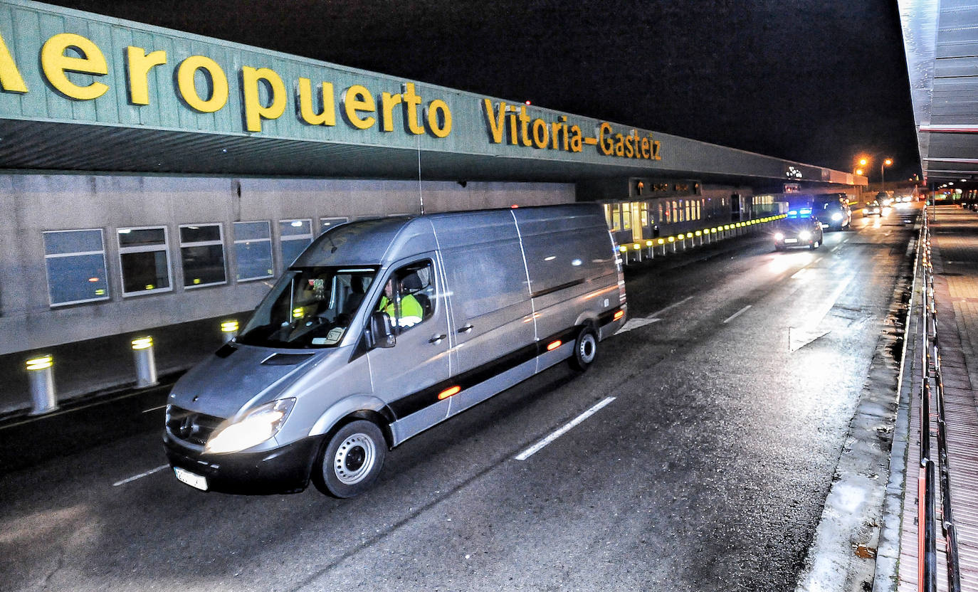 Fotos: Así ha llegado al aeropuerto de Vitoria el envío con las vacunas de Pfizer para Euskadi y otras cinco comunidades