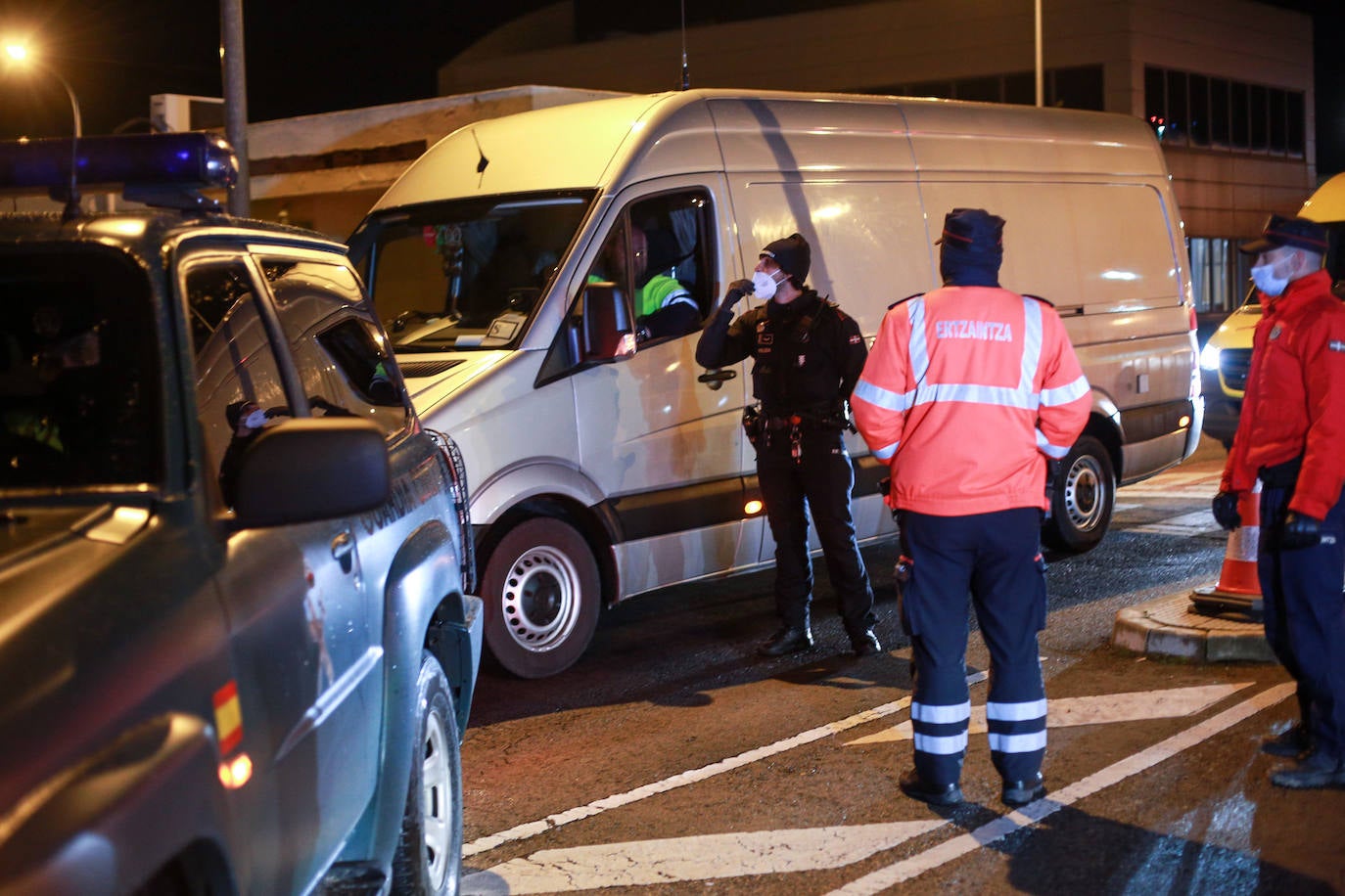 Fotos: Así ha llegado al aeropuerto de Vitoria el envío con las vacunas de Pfizer para Euskadi y otras cinco comunidades