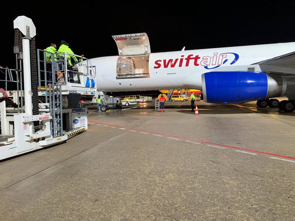 Fotos: Así ha llegado al aeropuerto de Vitoria el envío con las vacunas de Pfizer para Euskadi y otras cinco comunidades